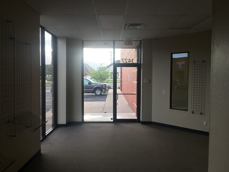 More Photos Of 1427 Fretz Dr, Edmond Showroom For Lease