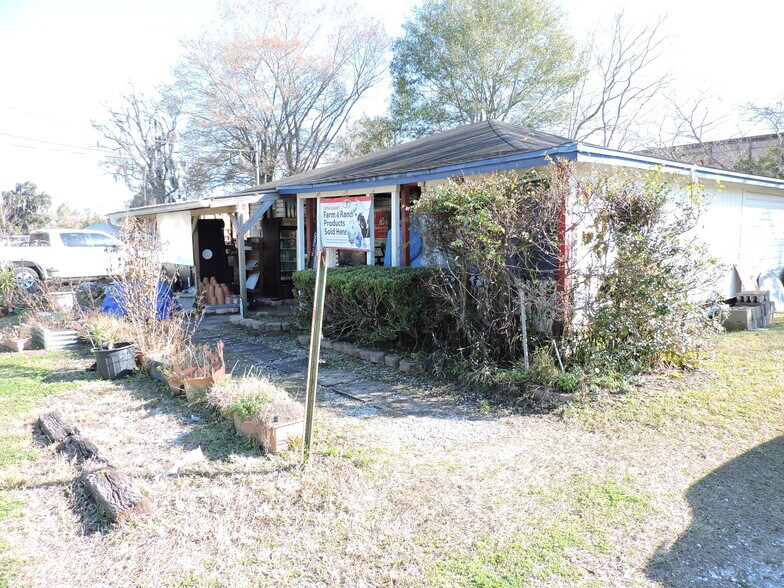 More Photos Of 535 College Dr, Middleburg General Retail For Sale