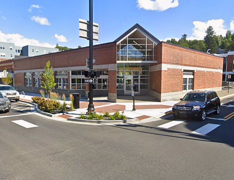 Primary Photo Of 301 E Main St, Pullman Bank For Lease