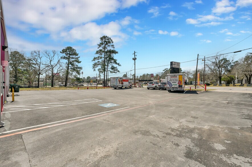 More Photos Of 1308 N Frazier St, Conroe Service For Sale