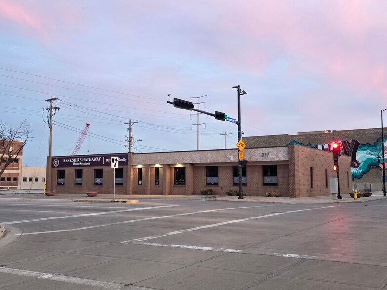 More Photos Of 317 W Walnut St, Green Bay Office For Lease