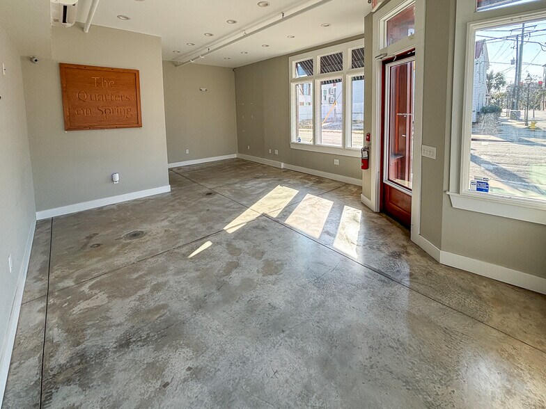 More Photos Of 171 Spring St, Charleston Storefront Retail Residential For Lease
