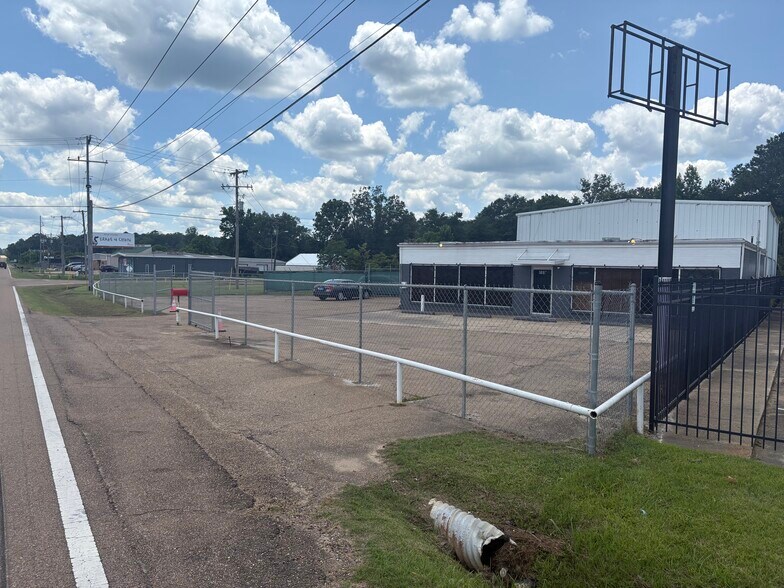 Primary Photo Of 3897 I 55 S, Jackson Warehouse For Lease