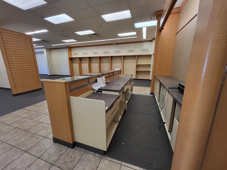 More Photos Of 3201 Lusk Dr, Neosho Storefront For Lease