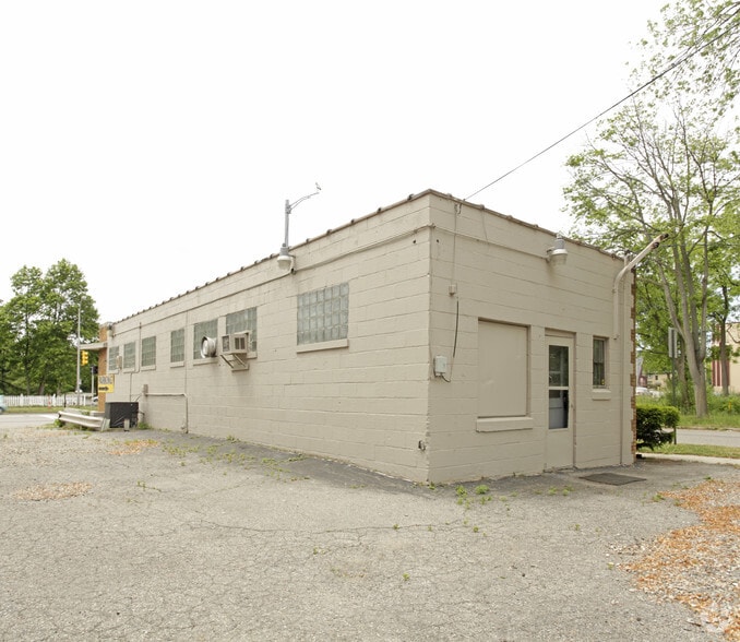 More Photos Of 580 W Huron St, Pontiac Freestanding For Sale