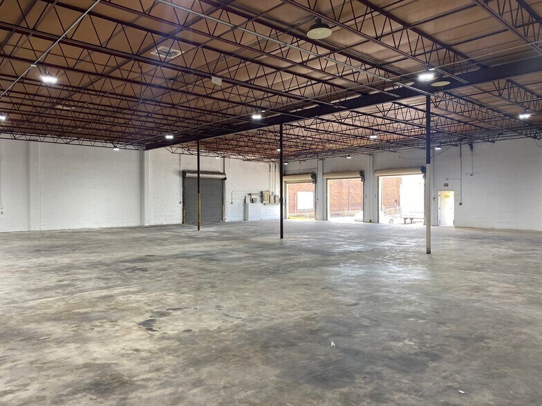 More Photos Of 2100 Premier Row, Orlando Warehouse For Lease