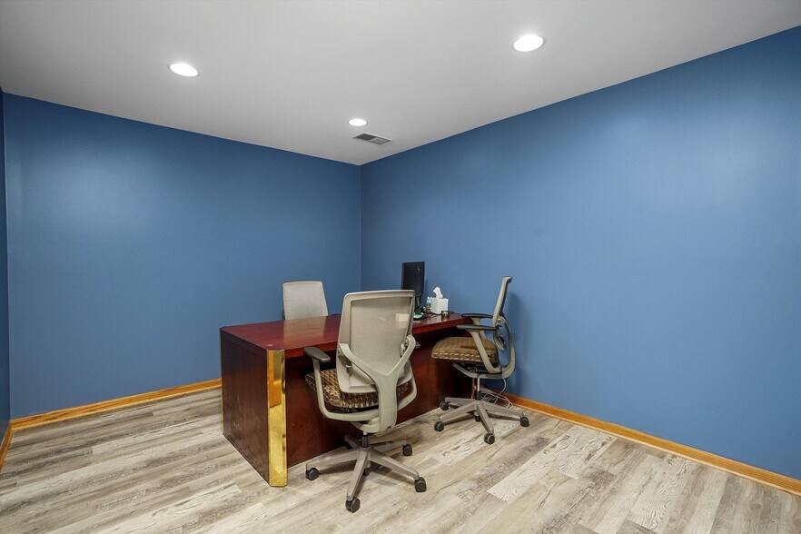 More Photos Of 755 McArdle Dr, Crystal Lake Office For Sale