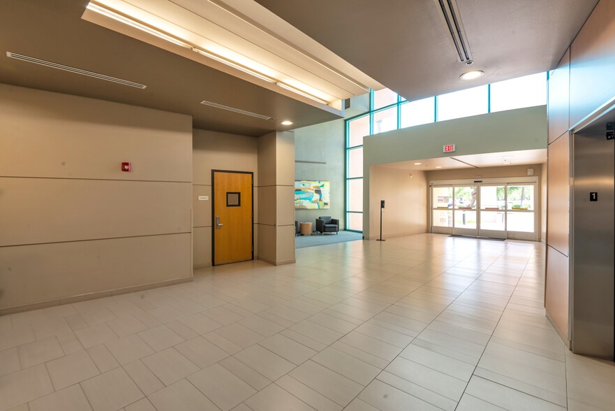 More Photos Of 10210 N 92nd St, Scottsdale Medical For Lease