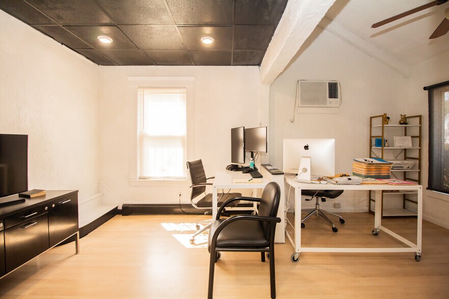 More Photos Of 636 Sunderland Rd, Worcester Freestanding For Lease