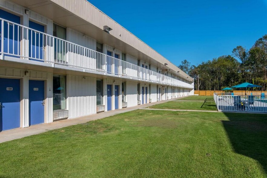More Photos Of 2031 Military St S, Hamilton Hotel For Sale
