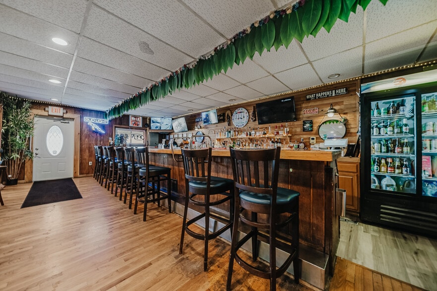 More Photos Of 706 S Washington St, Circleville Bar For Sale