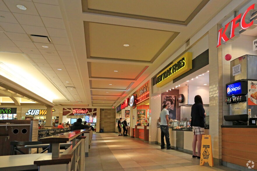 More Photos Of 509 Bayfield St, Barrie General Retail For Lease