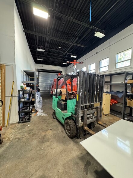 More Photos Of 980 Little East Neck Rd, West Babylon Showroom For Lease