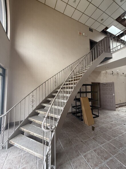 More Photos Of 7725 N Orange Blossom Trl, Orlando Warehouse For Sale
