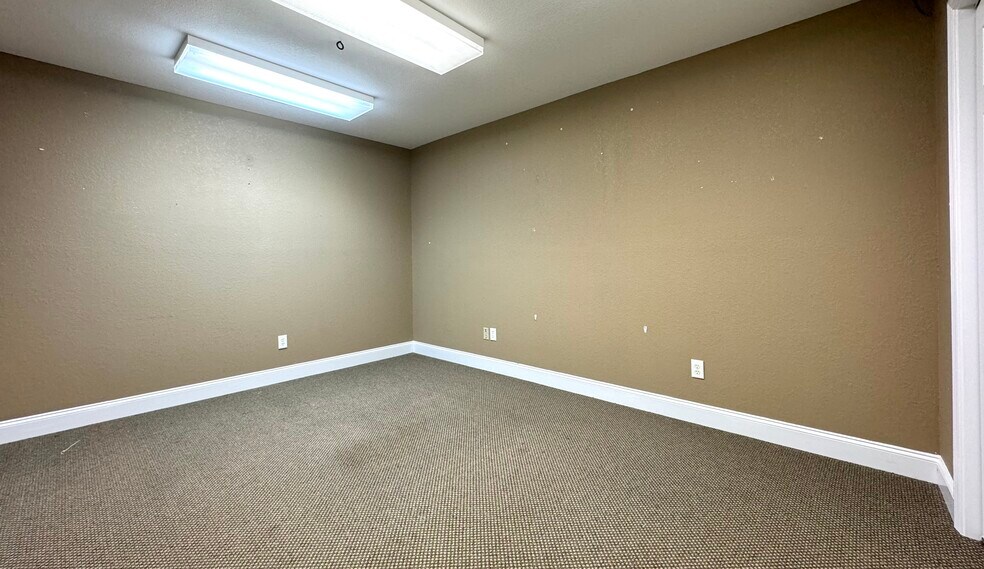 More Photos Of 144 Commerce Pky, Cornelia Flex For Sale