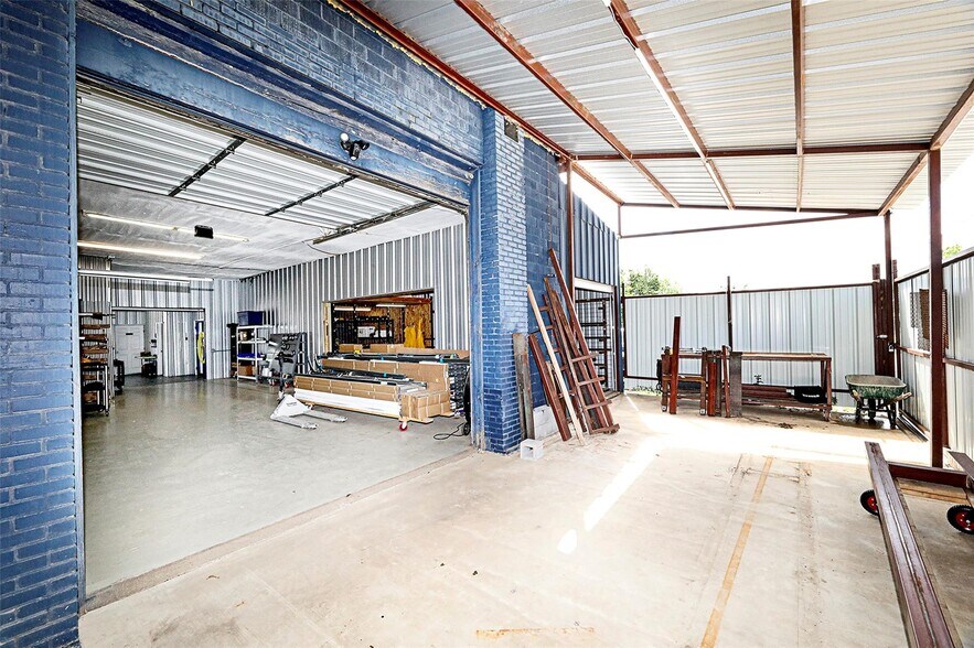 More Photos Of 406 W Wise St, Bowie Industrial For Sale