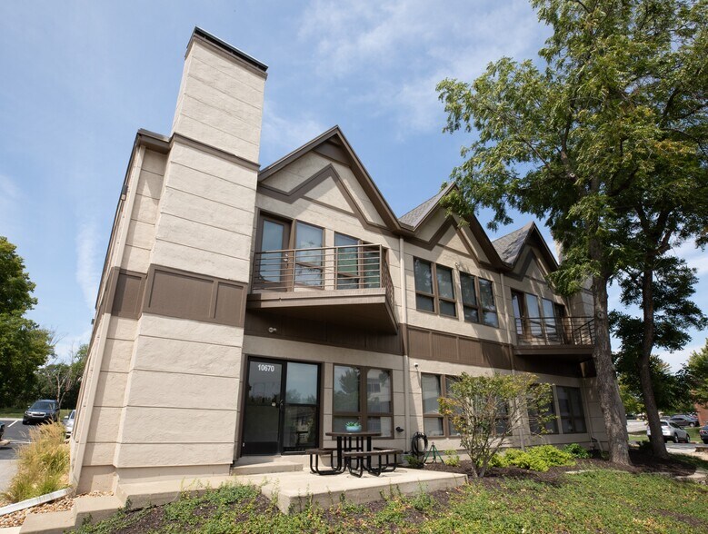 More Photos Of 10670 Barkley St, Overland Park Office For Sale