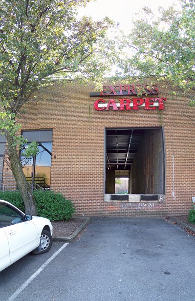 More Photos Of 8196 Terminal Rd, Lorton Showroom For Lease