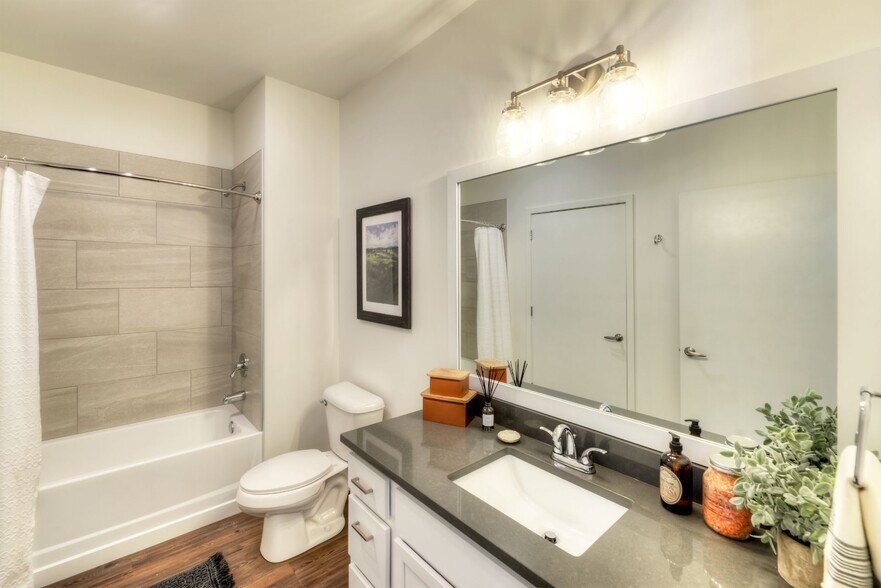 More Photos Of 1555 Ellinwood Ave, Des Plaines Apartments For Lease