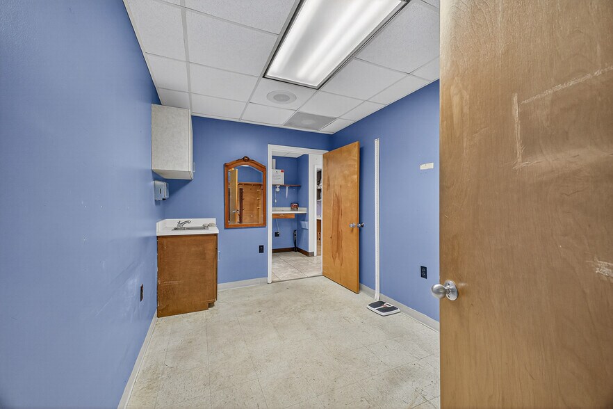More Photos Of 1500 N Pace Blvd, Pensacola Freestanding For Sale