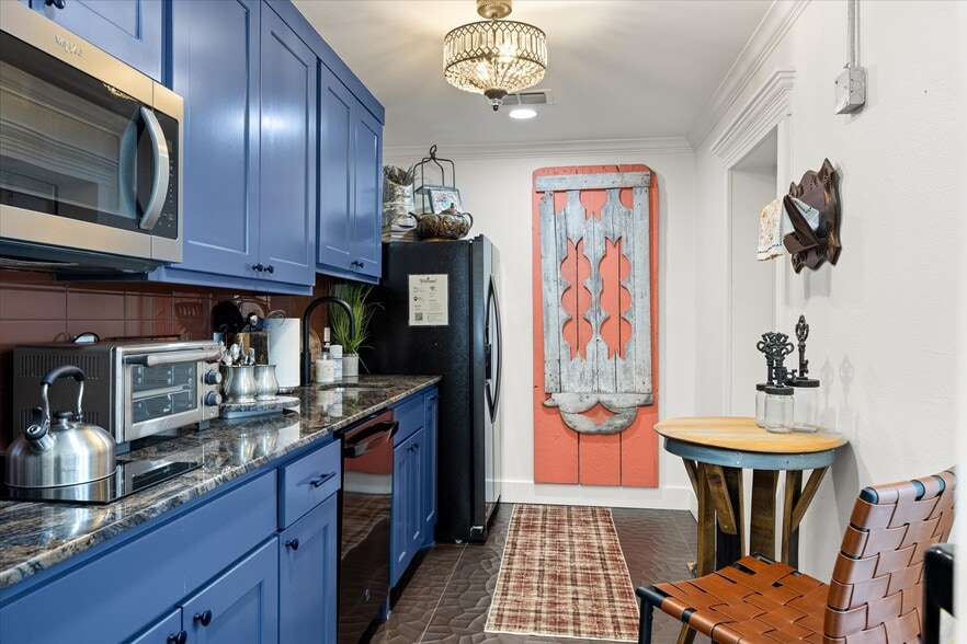 More Photos Of 111 S Houston St, Granbury Loft Creative Space For Sale