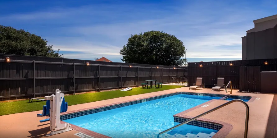 More Photos Of 106 Hasler Blvd, Bastrop Hotel For Sale