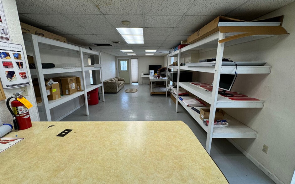 More Photos Of 425 N Broadway Ave, Riverton Light Distribution For Sale