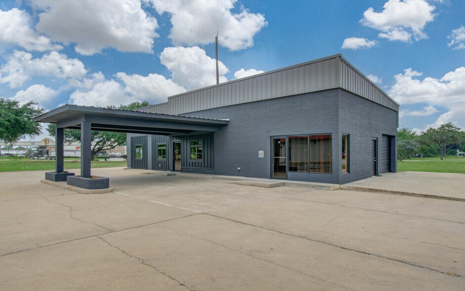 More Photos Of 401 E Main St, Eagle Lake Restaurant For Sale