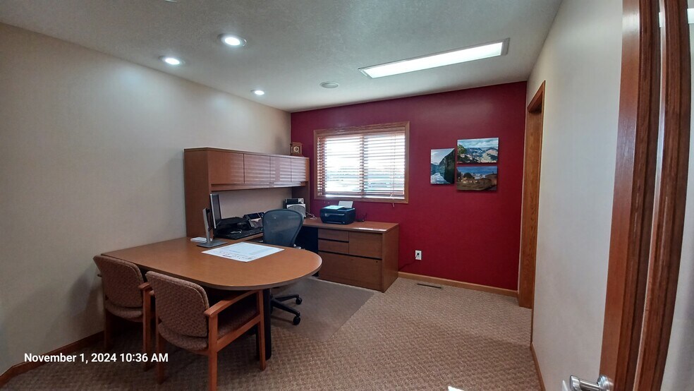 More Photos Of 822-826 S 4th St, Clinton Office For Sale