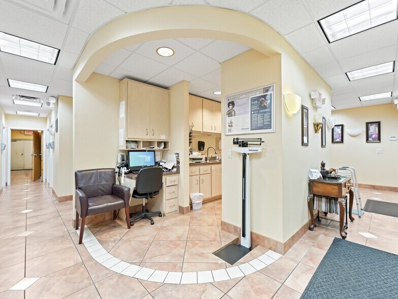 More Photos Of 1414 E Main St, Leesburg Medical For Lease