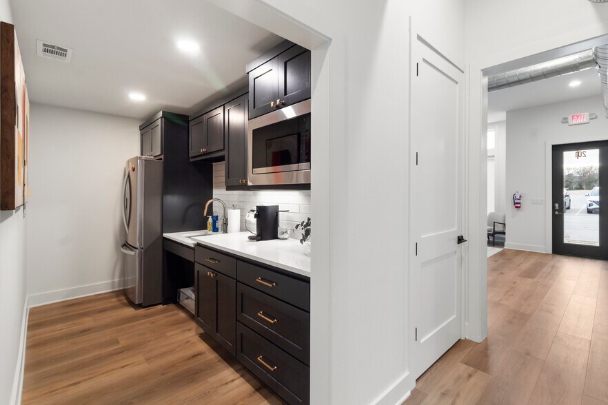 More Photos Of 2800 Barron Rd, College Station Office For Sale