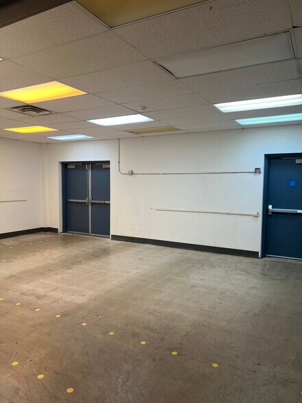 More Photos Of 8300 Dow Cir, Strongsville Light Distribution For Lease