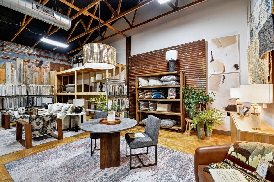 More Photos Of 330 W Mercer St, Dripping Springs Freestanding For Lease