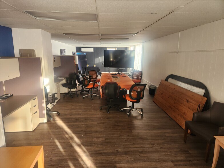 More Photos Of 20-40 E 8th St, Front Royal Flex For Sale