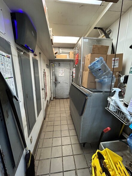 More Photos Of 6022 W Jefferson Blvd, Fort Wayne Fast Food For Lease
