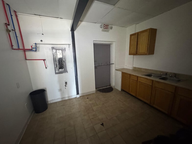 More Photos Of 1760 Lee Rd, Douglasville Unknown For Lease