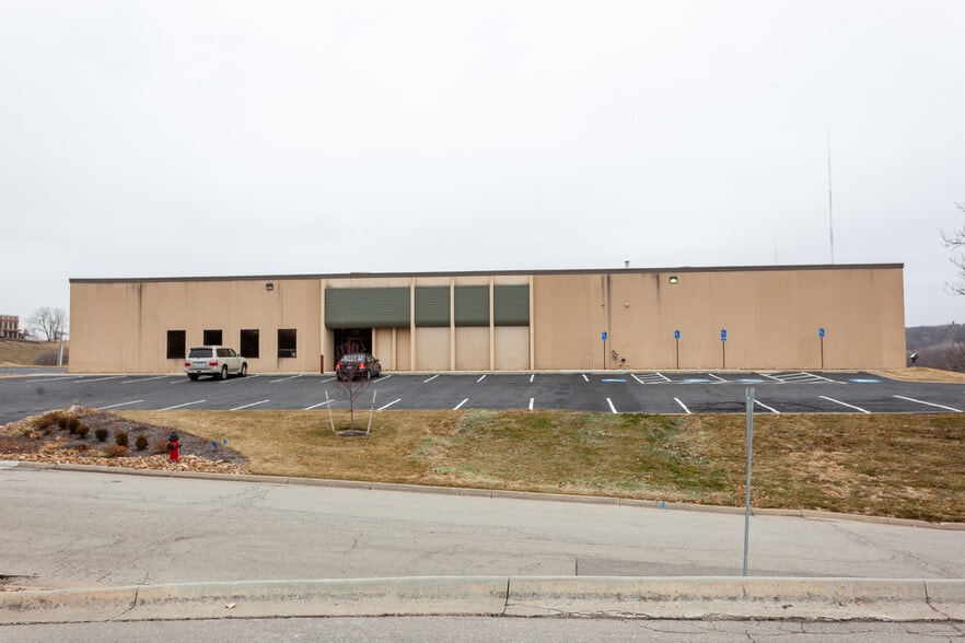 More Photos Of 1211 W Cambridge Circle Dr, Kansas City Warehouse For Lease