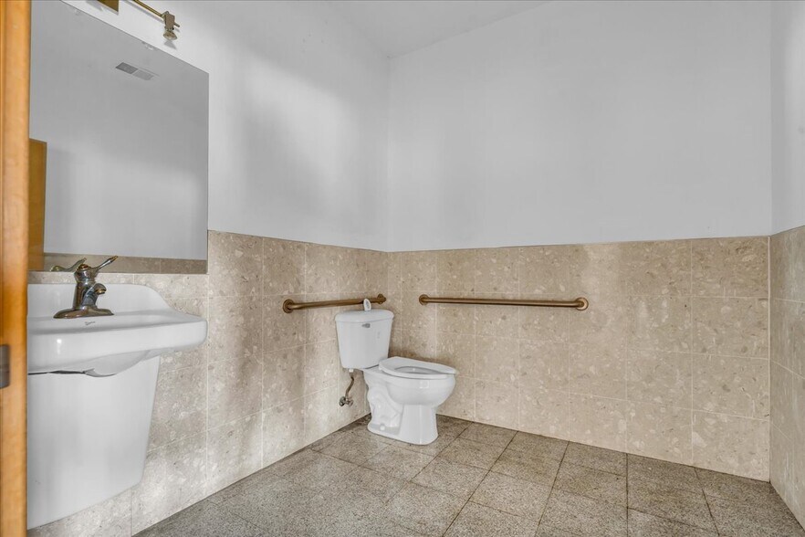 More Photos Of 4950 24th Ave, Fort Gratiot Medical For Sale