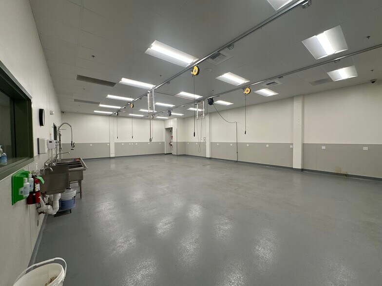 More Photos Of 2049 W Steele Ln, Santa Rosa Warehouse For Sale