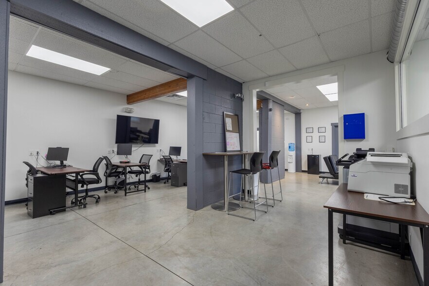 More Photos Of 22867 Fraser Hwy, Langley General Retail For Lease