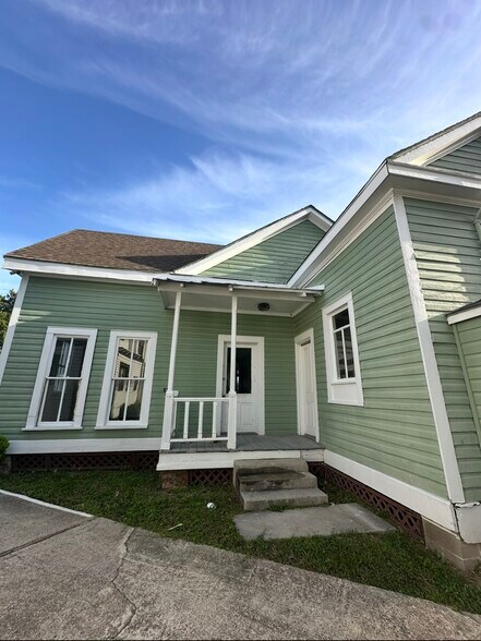 More Photos Of 987 Howard Ave, Biloxi Office For Lease