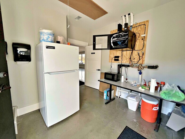 More Photos Of 1391 Murrays Chapel Rd, Sweetwater Showroom For Sale