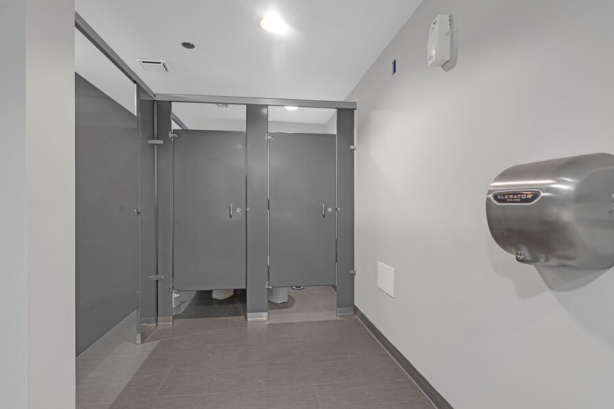 More Photos Of 3114 Tonnelle Ave, North Bergen Showroom For Lease