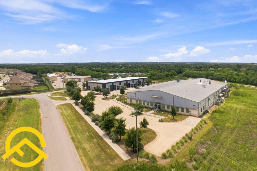 More Photos Of 300 Co Rd 199, Hutto Flex For Lease