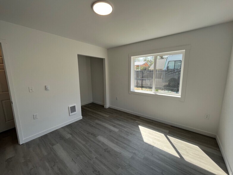 More Photos Of 1306 Melbourne Ct, Westport Multifamily For Sale