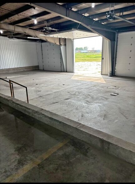 More Photos Of 1300 W Saunders St, Mount Pleasant Showroom For Lease