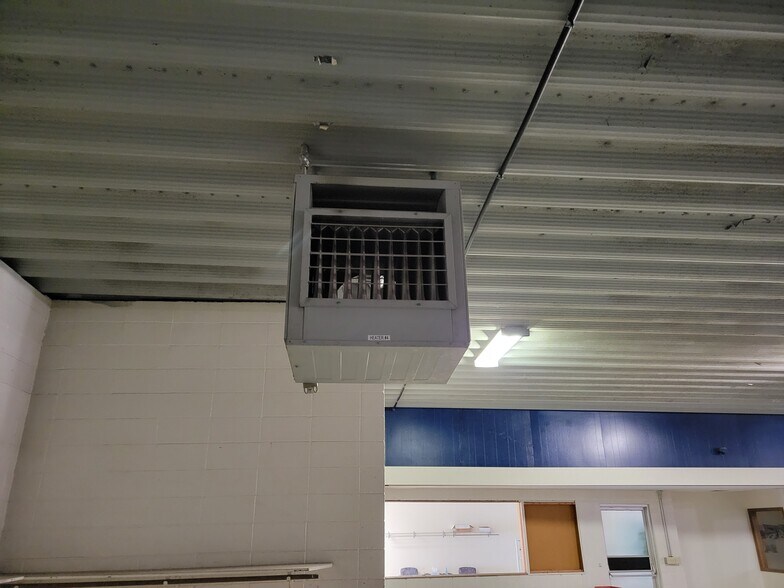 More Photos Of 2485 E Highway 163, Pella Warehouse For Lease