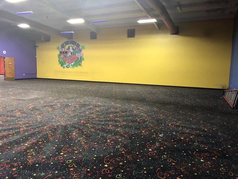More Photos Of 1014-1016 US Highway 19 N, Holiday Showroom For Lease