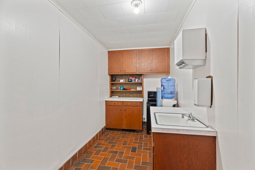 More Photos Of 1404 S B St, Henryetta Veterinarian Kennel For Sale