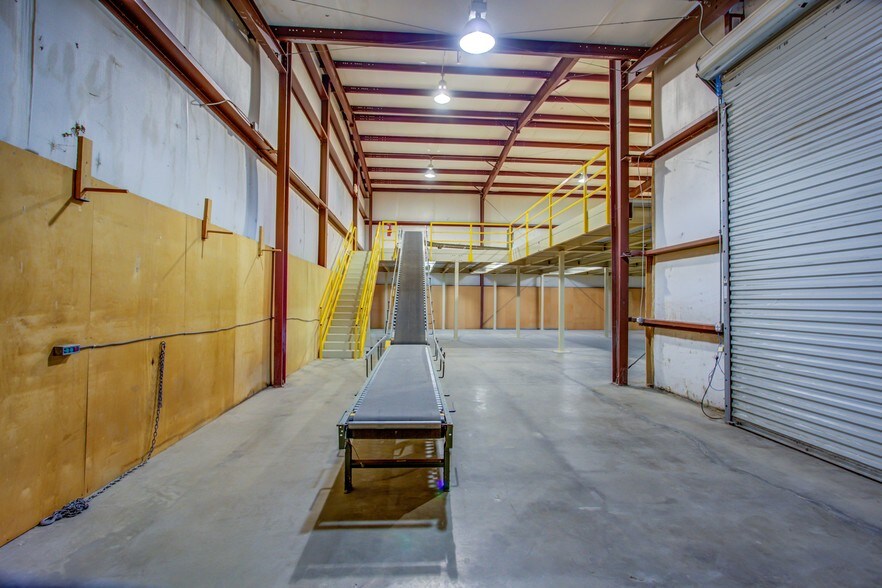 More Photos Of 108 Kelly Rd, Niceville Showroom For Lease